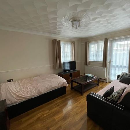 Spacious Bungalow In London, Near Central London, The Excel Centre And The O2, Ideal For Families Dış mekan fotoğraf