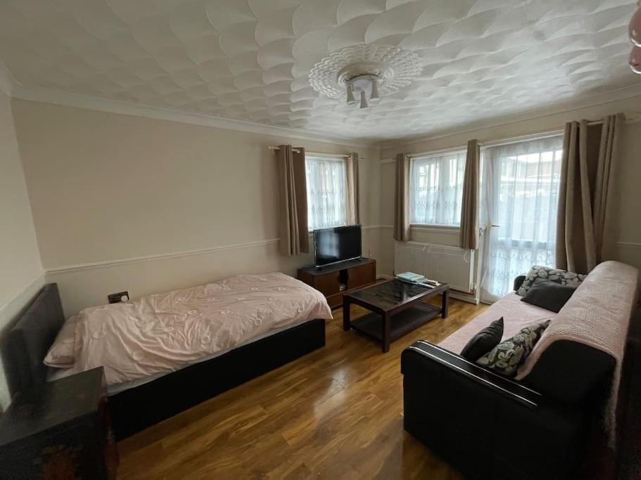 Spacious Bungalow In London, Near Central London, The Excel Centre And The O2, Ideal For Families Dış mekan fotoğraf
